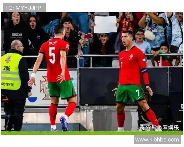 日本足球明星风采抢眼 绽放璀璨辉煌