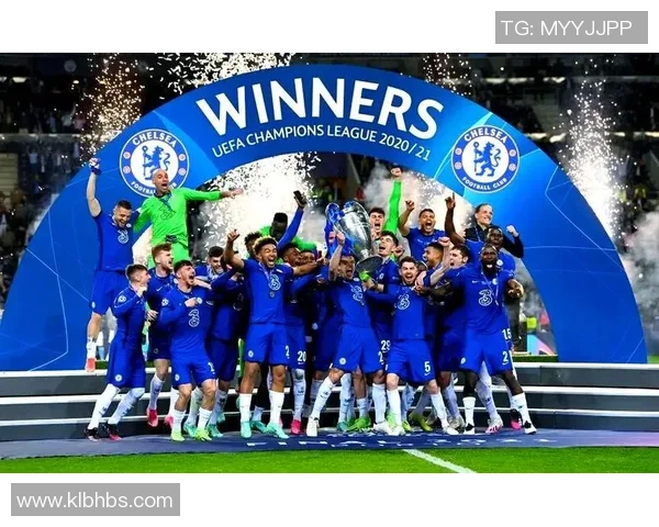 足球巨星与顶级俱乐部的传奇对决：赛场上的荣耀与挑战