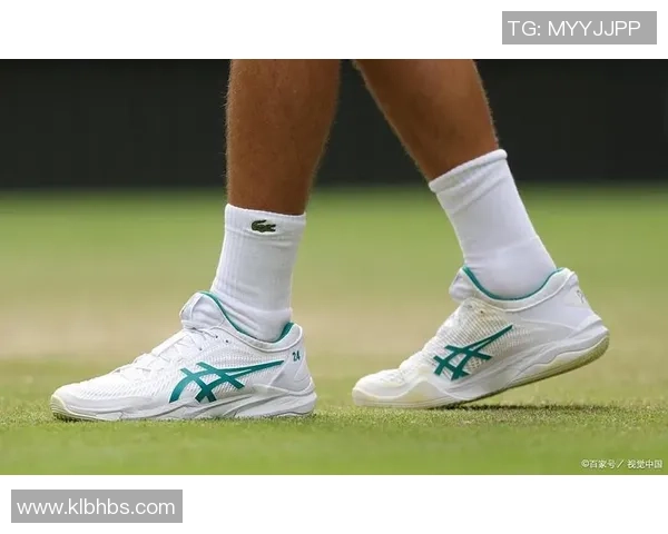 足球明星脚下的鸳鸯鞋揭示了个性与运动科技的完美融合